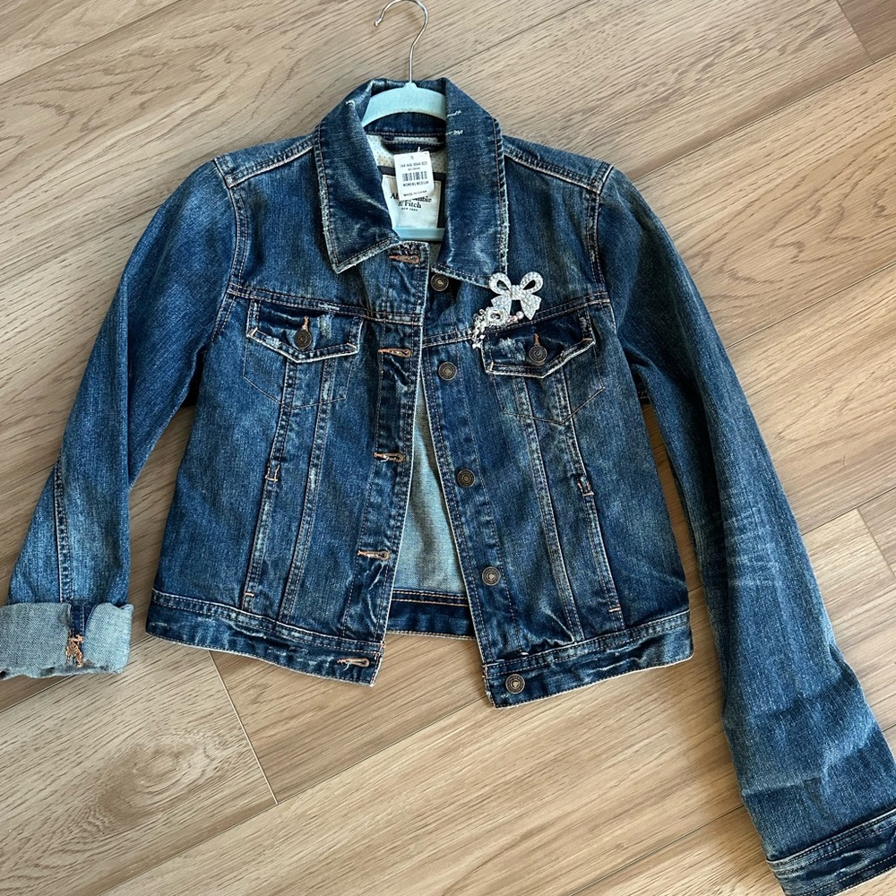 Abercrombie & Fitch Jean Jacket, Medium with Rhinestone bow pin, NWT - Picture 6 of 10